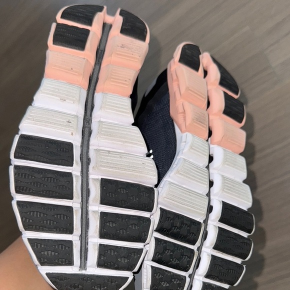 Women’s On Cloud Athletic Shoes - Picture 3 of 4